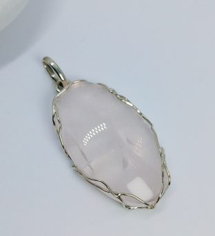 Кулон с розовыйм кварцем